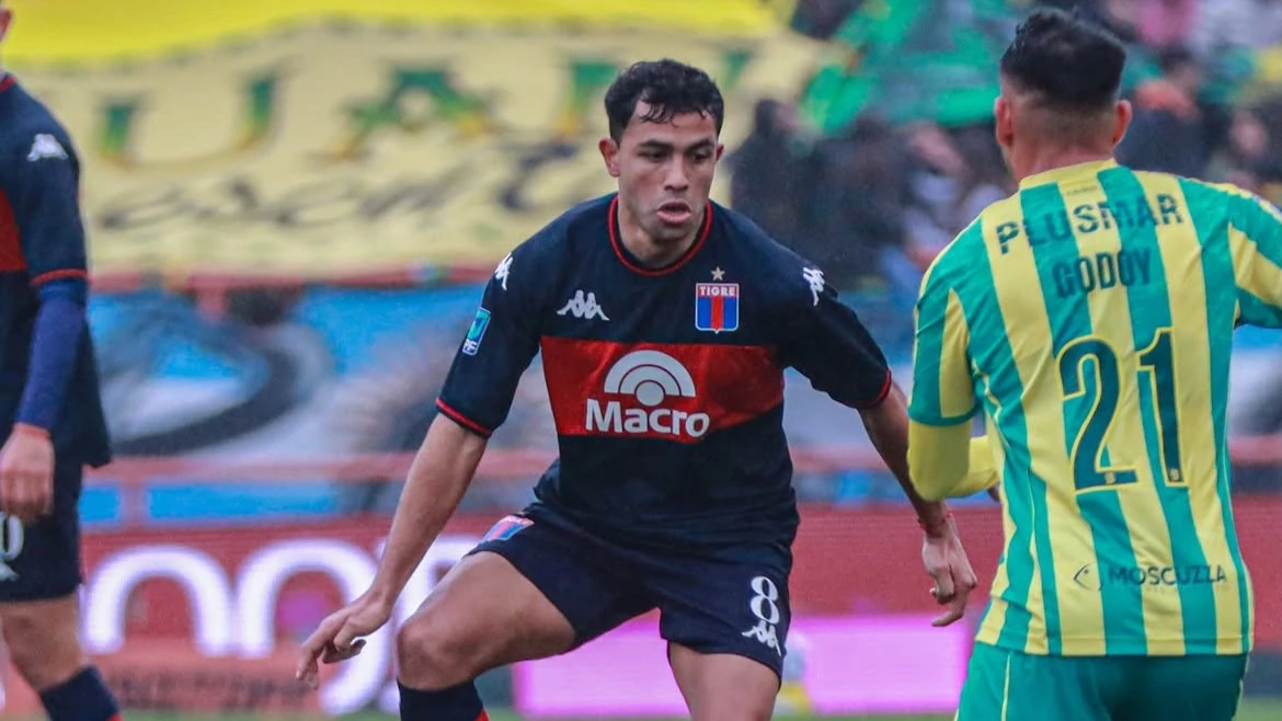 Martín Garay, eje del mediocampo de Tigre, la pisa ante un rival. foto: @catigreoficial.