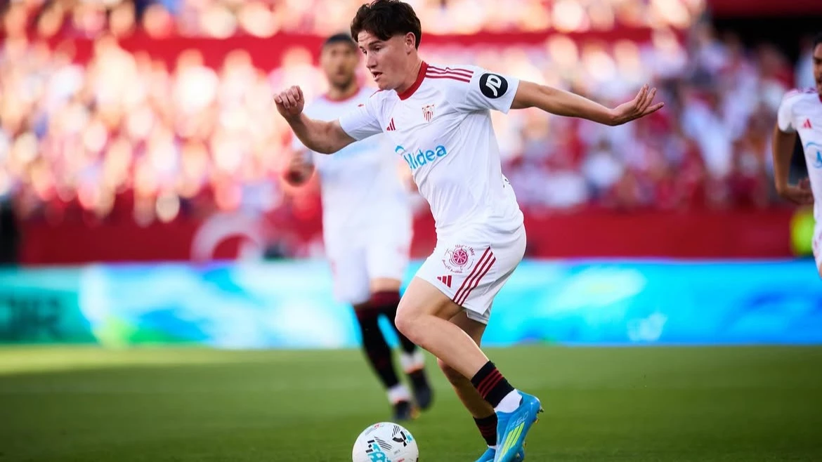 Oso Martínez Gauna, un veloz carrilero, seguido por Scaloni en Sevilla. foto: @sevillafc.