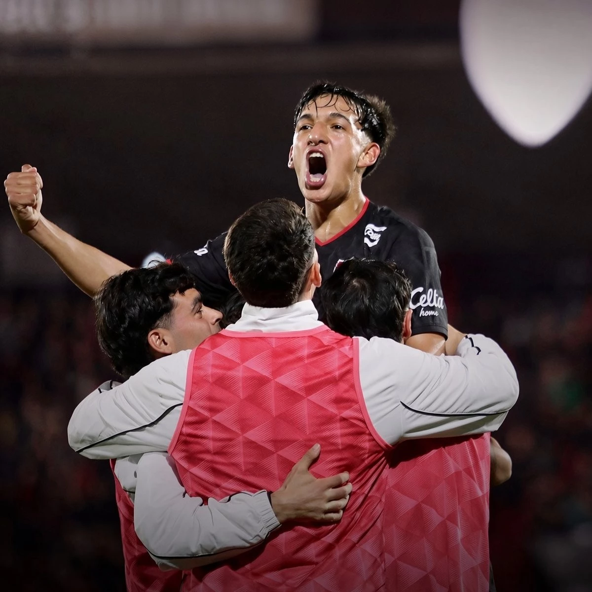 Foto:@Newells. El grito de gol en la boca del pibe Guch. El equipo rosarino se impuso por 2-0