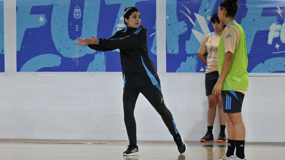 Ailen Habarna en una práctica del seleccionado en Ezeiza. Foto: Prensa AFA.