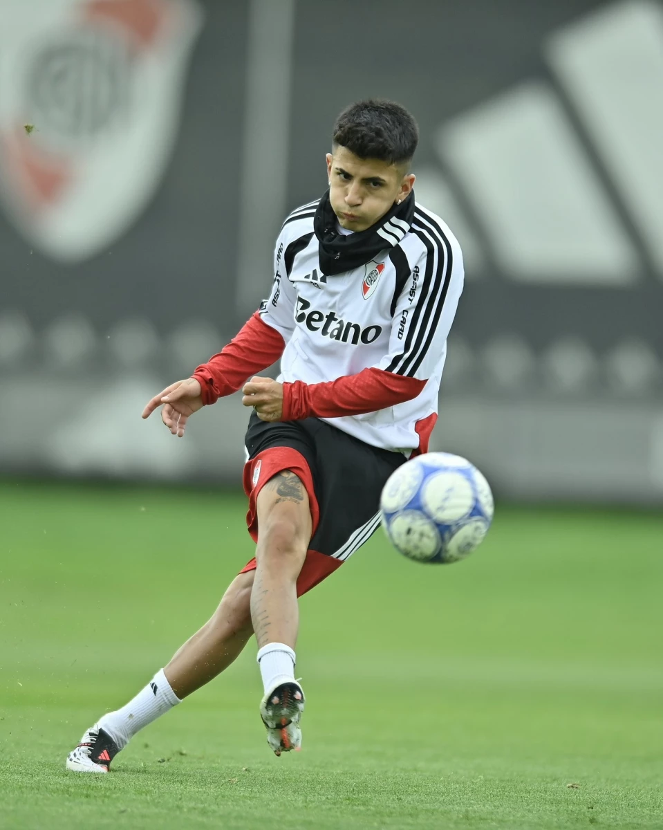 Foto: River. Thiago Almada, ya jugó casi todo el partido contra Argentinos y será titular contra Independiente Santa Fé.