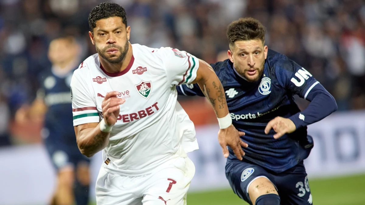 Hulk le saca distancia a Bonifacio. foto: @conmebol.