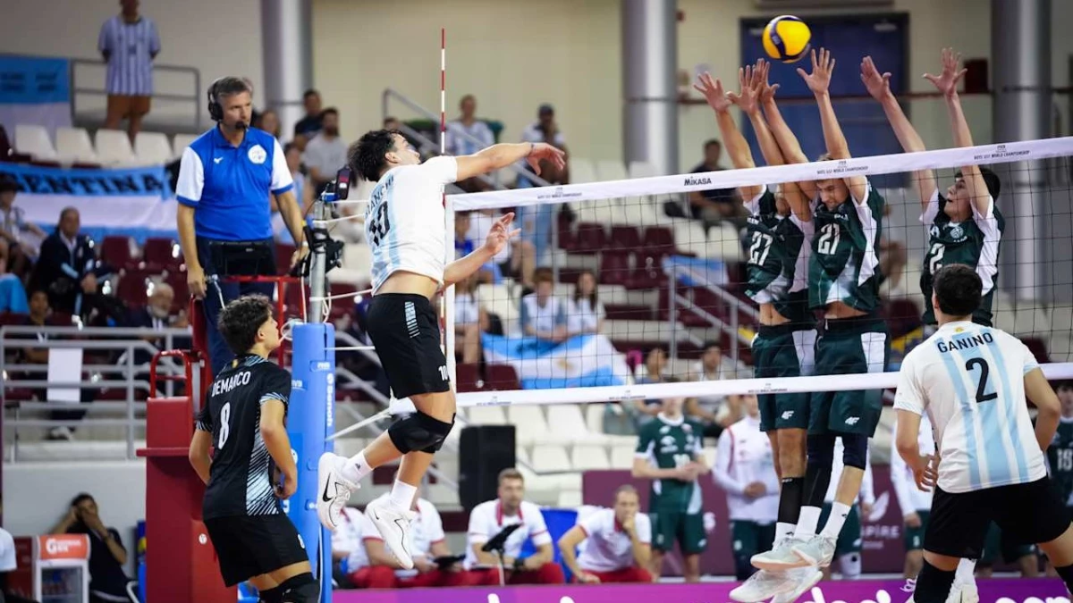 Foto: FIVB. El mejor jugador de Argentina por los 15 puntos fue el opuesto Valentín Bianchi, el máximo anotador del partido.