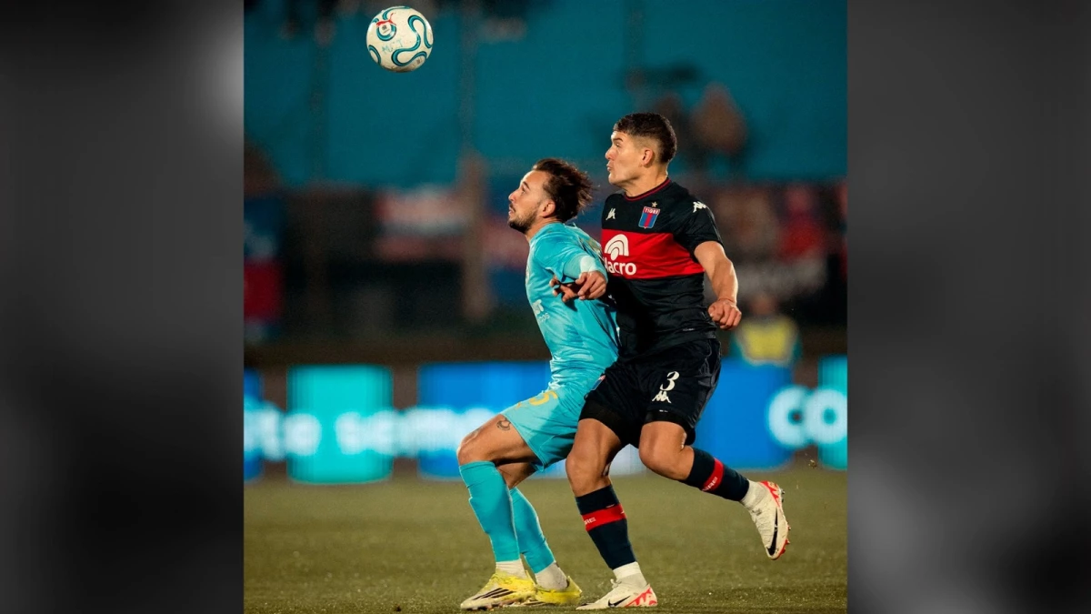Foto:@MvdCityTorque. El defensor Banegas (número 3) fue el involuntario responsable de la caída del Matador. Codazo en el área, penal y expulsión para que el equipo uruguayo se adelante en el tanteador