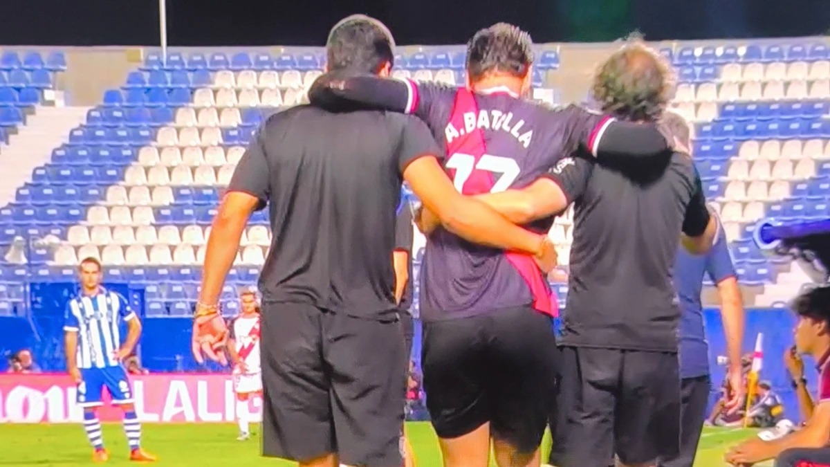 Batalla se retira apoyándose en dos medicos del Rayo. foto: @rayovallecano.