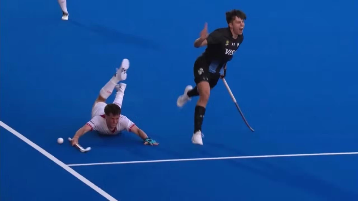 Bautista Capurro lucha con un rival inglés en un ataque argentino. foto: @fih.