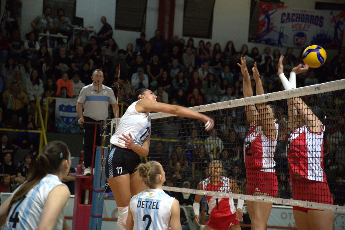 Foto:@Voley_FeVa. Clara victoria de Las Panteras en el primer amistoso ante Perú