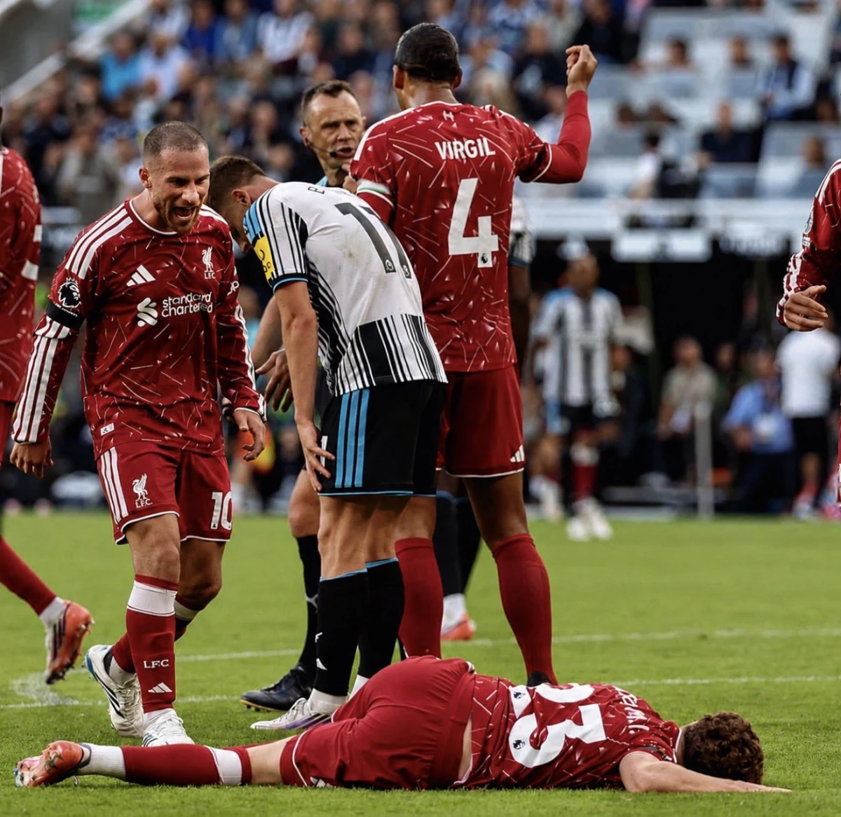 Foto:@LFC. El argentino Mac Allister arenga a uno de sus compañeros, tras la sanción del penal que le dio al Liverpool la igualdad definitiva 2-2 ante Newcastle.&nbsp;