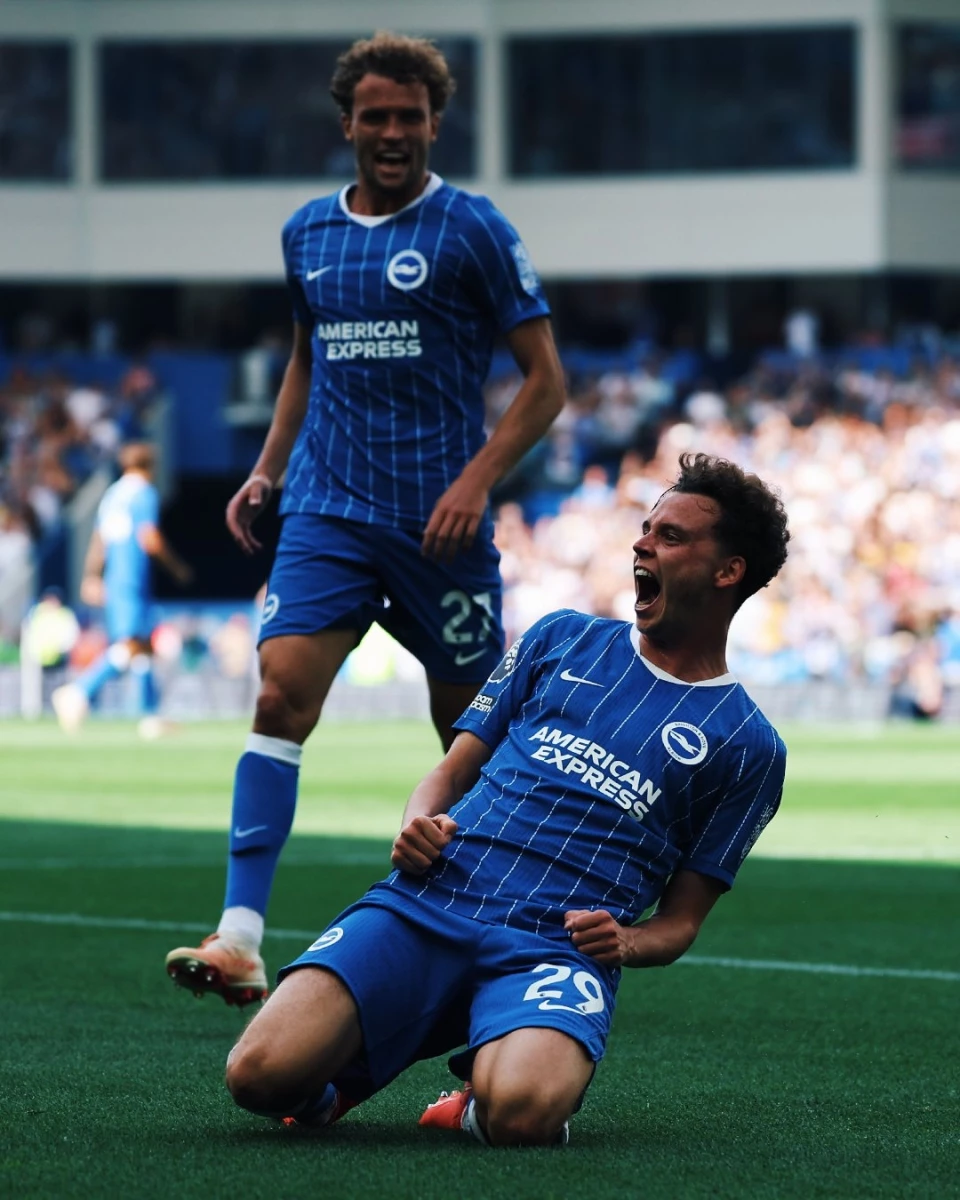 Foto:@BHAFC. El belga De Cuyper festeja el segundo tanto del Brighton