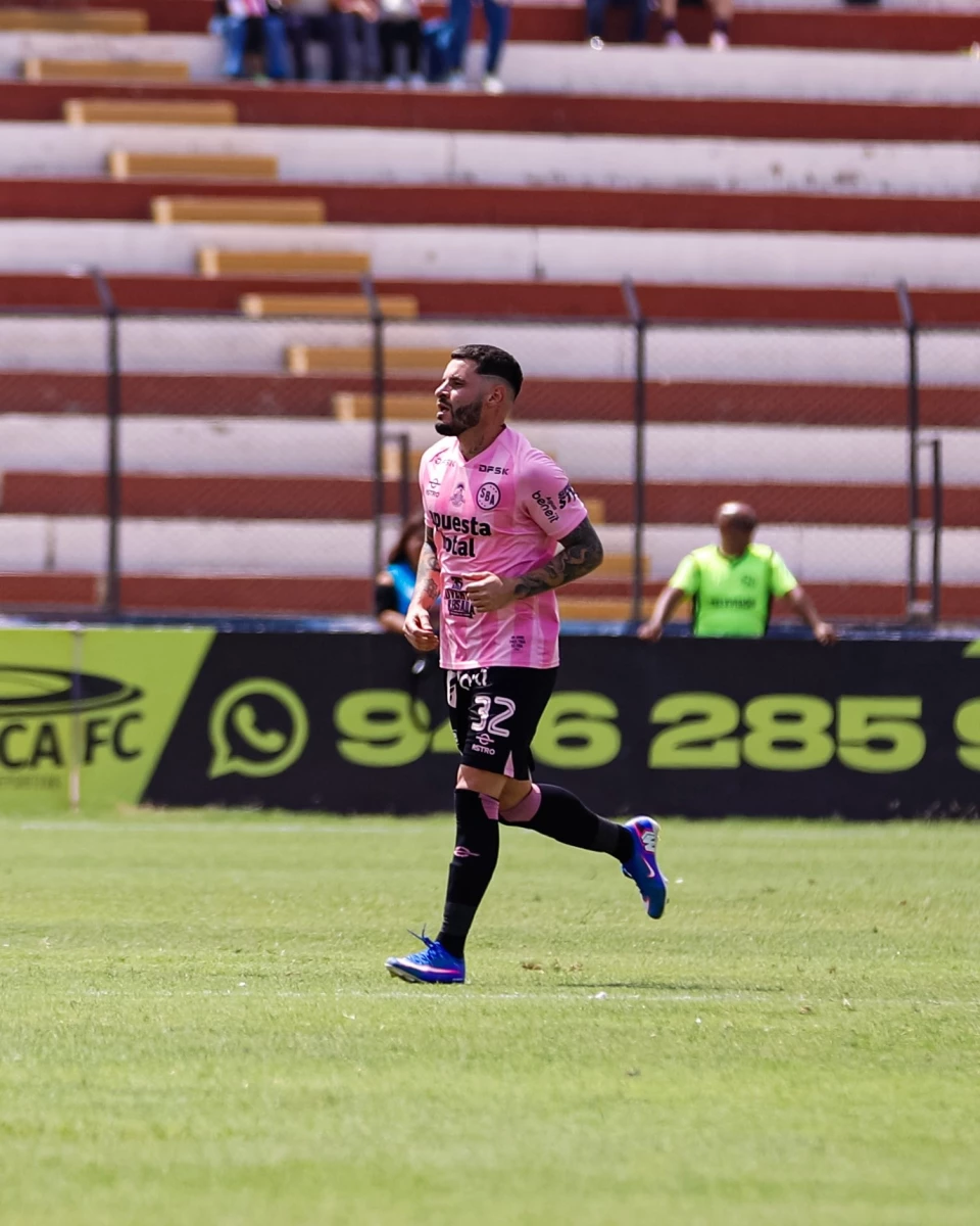 Foto:@sportboys. Es argentino y se llama Pablo Erustes. Marcó cuatro goles para Sport Boys ante Cienciano