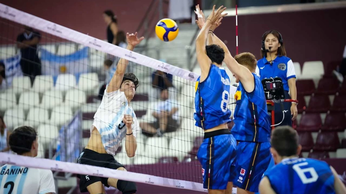 Foto: FIVB. Juan Manuel Alonso supera el temible bloqueo italiano para sumar un ataque por punta . &nbsp;