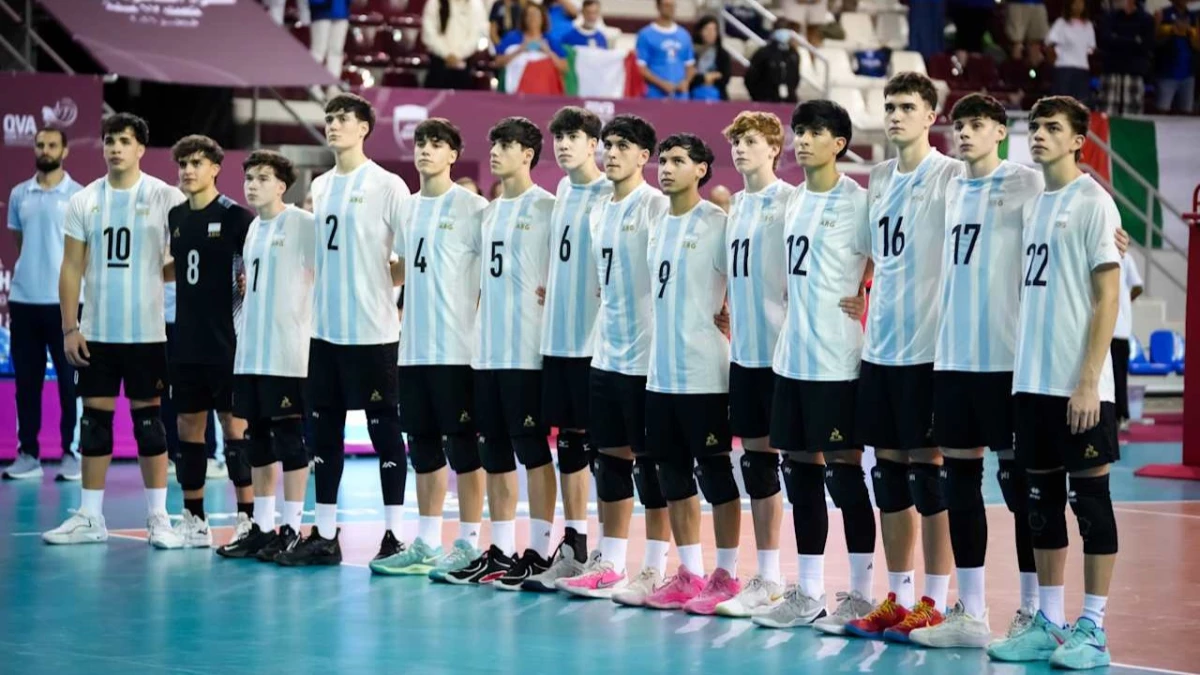 Foto:FIVB. Los pibes argentinos del U17 la rompieron ante Italia y se metieron en cuartos del mundial en Qatar.