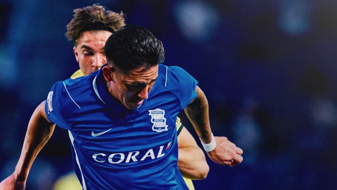Luis Vázquez en acción en la caída de su equipo.Foto del “X” de Birmingham City FC (@BCFC).