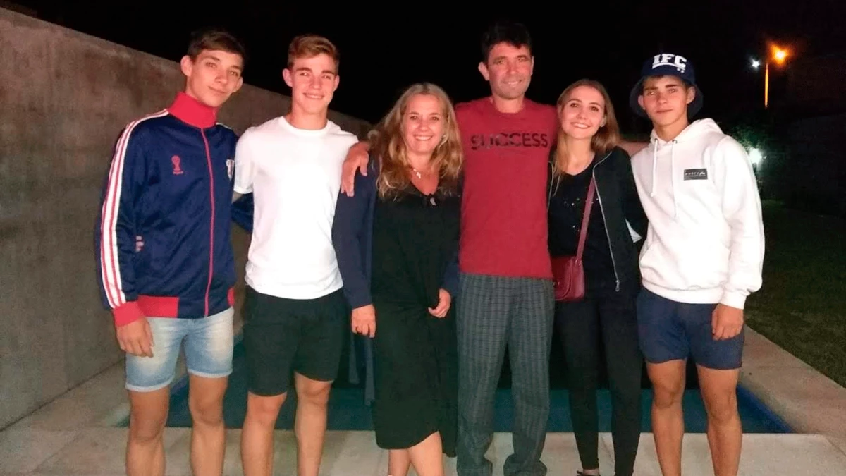 Daniel, quien falleció hace tres años, junto a Anita y sus cuatro hijos con un legado familiar por el hockey, el club Mitre y la familia | Foto: Gentileza