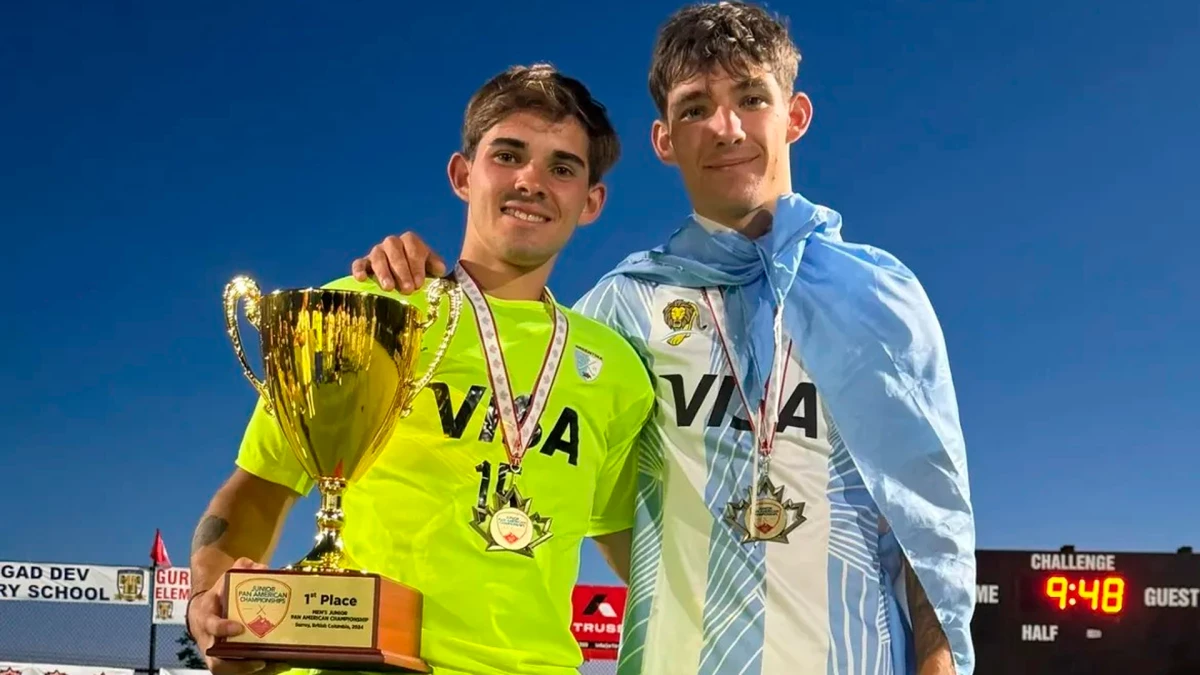 Joaco y Tomi, los hermanos Ruiz, con la camiseta de la selección argentina, el legado que le dejó su padre Daniel, parte de la Argentina en hockey masculino en los Juegos Olímpicos de Barcelona 1992 | Foto: IG @joaco.ruiiz