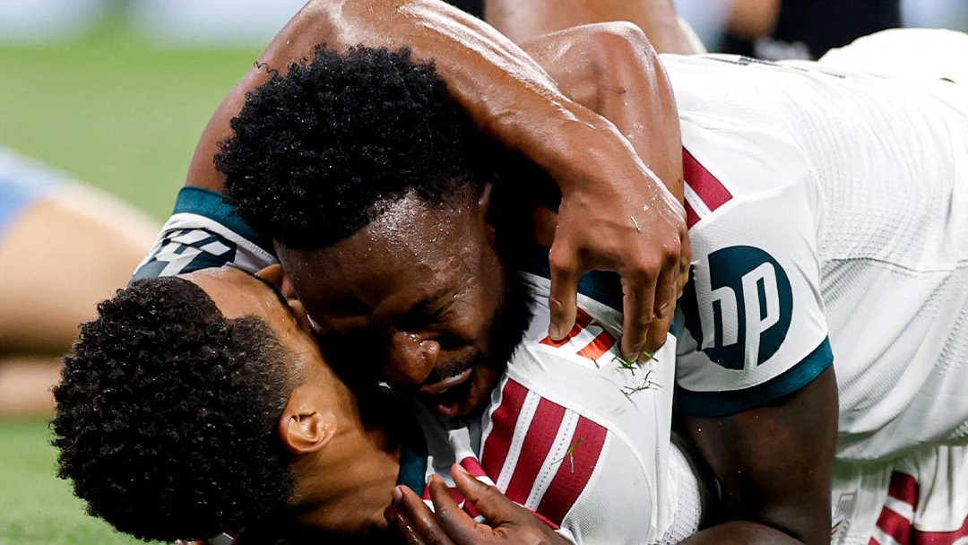 Vinicius abrazo a Bellingham tras el tercer tanto, obra de los dos galaticos del Madrid. foto: @realmadrid.