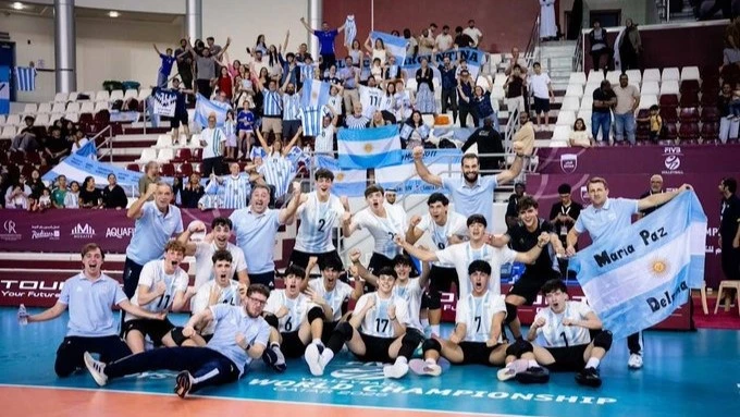 Argentina festeja el triunfo ante Polonia y el pasaje a las semifinales del Mundial U17 de Qatar. Foto: @Voley_FeVA