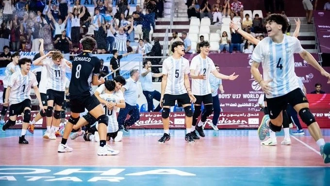 Losa pibes del U17 festejan el triunfo ante Polonia en el Mundial de Qatar. Foto: @Voley_FeVA