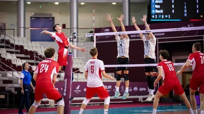 Argentina cumplió una gran actuación y despachó a Polonia por 3 a 0 pasó a las semifinales del Mundial U17 de Qatar. Foto: @Voley_FeVA &nbsp;