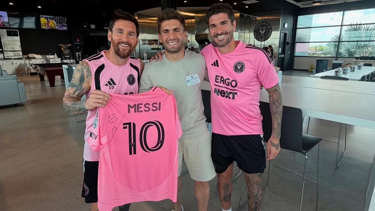 Benavídes junto a Messi y De Paul en una visita inolvidable para el doble campeón de Rally Dakar | Foto: ig @kevinmaxbenavides