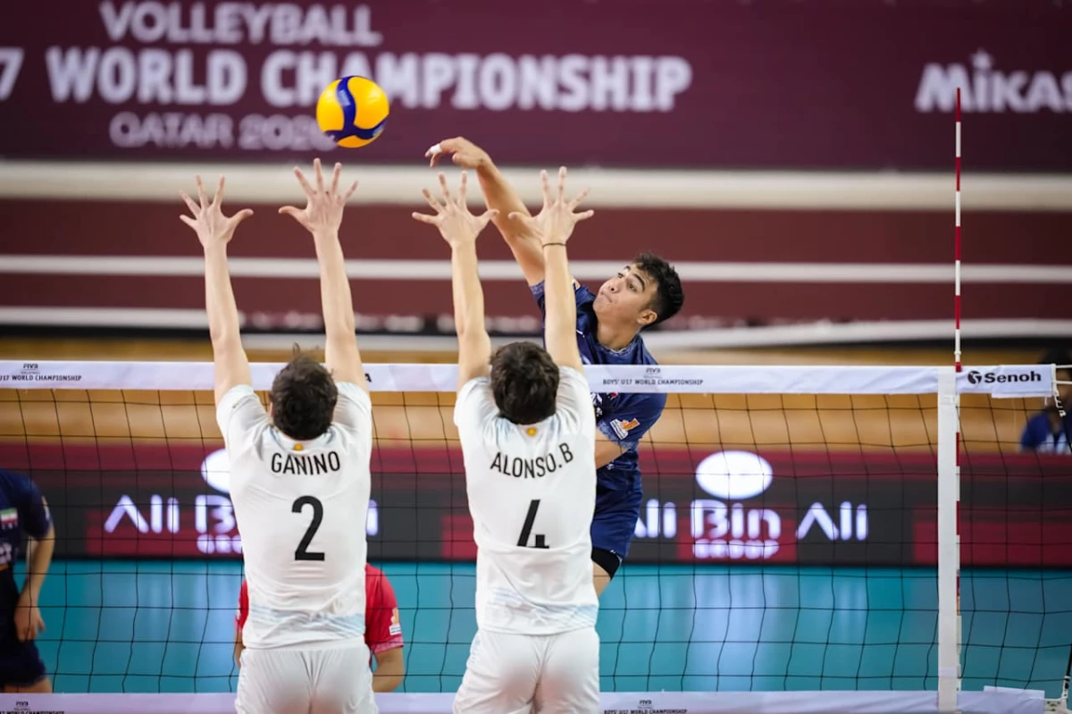 Foto: Fivb. La altura del ataque de Irán fue letal a pesar del esfuerzo en bloqueo de los chicos argentinos. &nbsp;