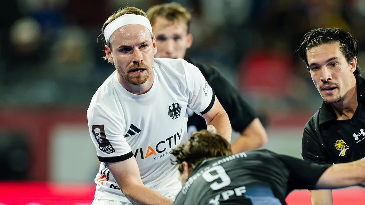 Kaufmann, autor del segundo tanto de Alemania, rodeado de argentinos intenta entrar en el area.foto: @fih.