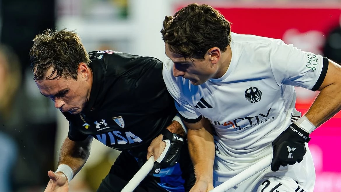 Argentinos y alemanes lucharon todo el partido. foto: @fih.