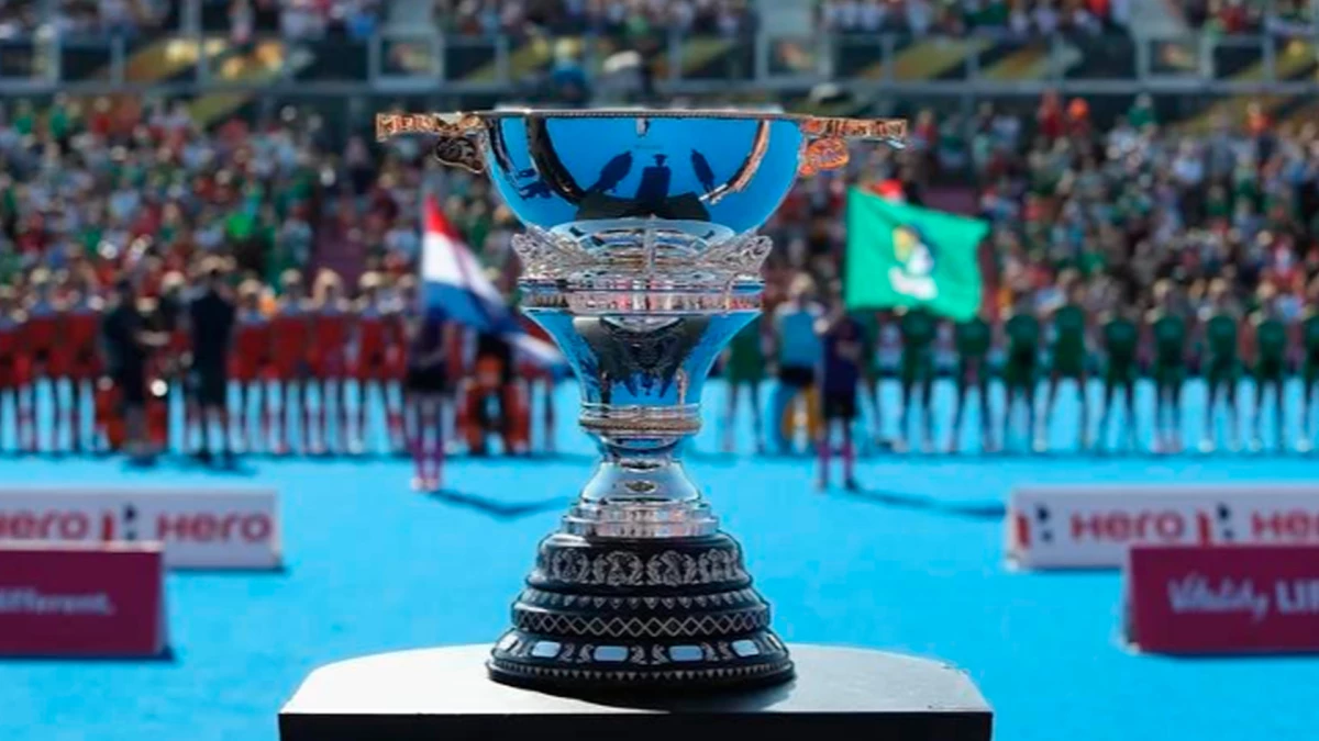El trofeo del Mundial 2026 por el que Argentina y Países Bajos disputarán su juego este sábado en Amsteelven | Foto: FIH