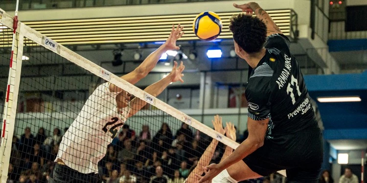 Foto:@Voley_FeVa. El remate de Armoa ya cruzó la red. Argentina se impuso 3-1 a Japón B en el primer amistoso de la serie
