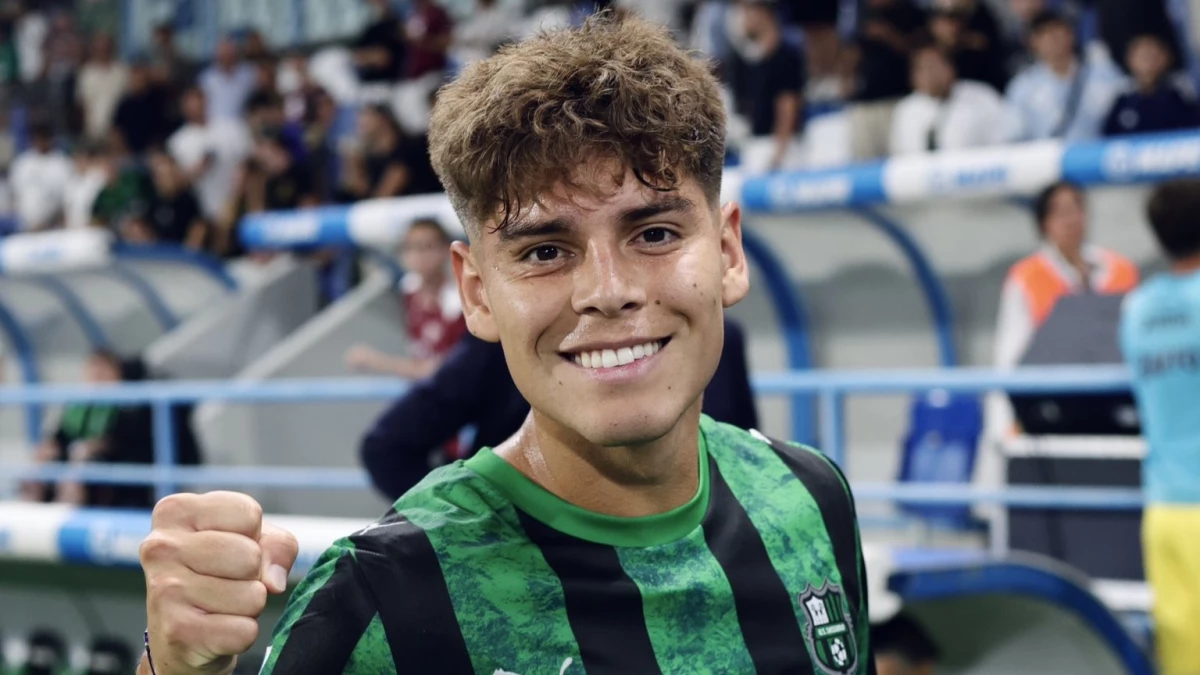 “Benja” Domínguez feliz por el triunfo del Sassuolo.