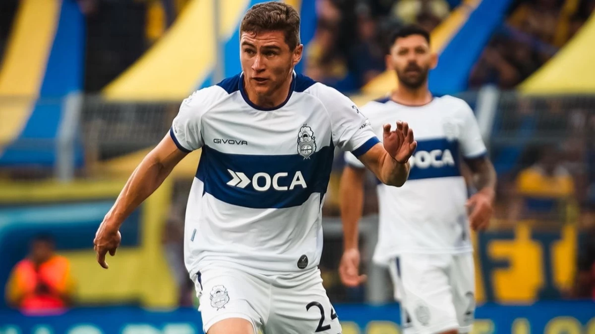 Maxi Zalazar, auxilio de Nacho Fernández, para manejar el balón en Gimnasia. foto: @gimnasia_oficial.