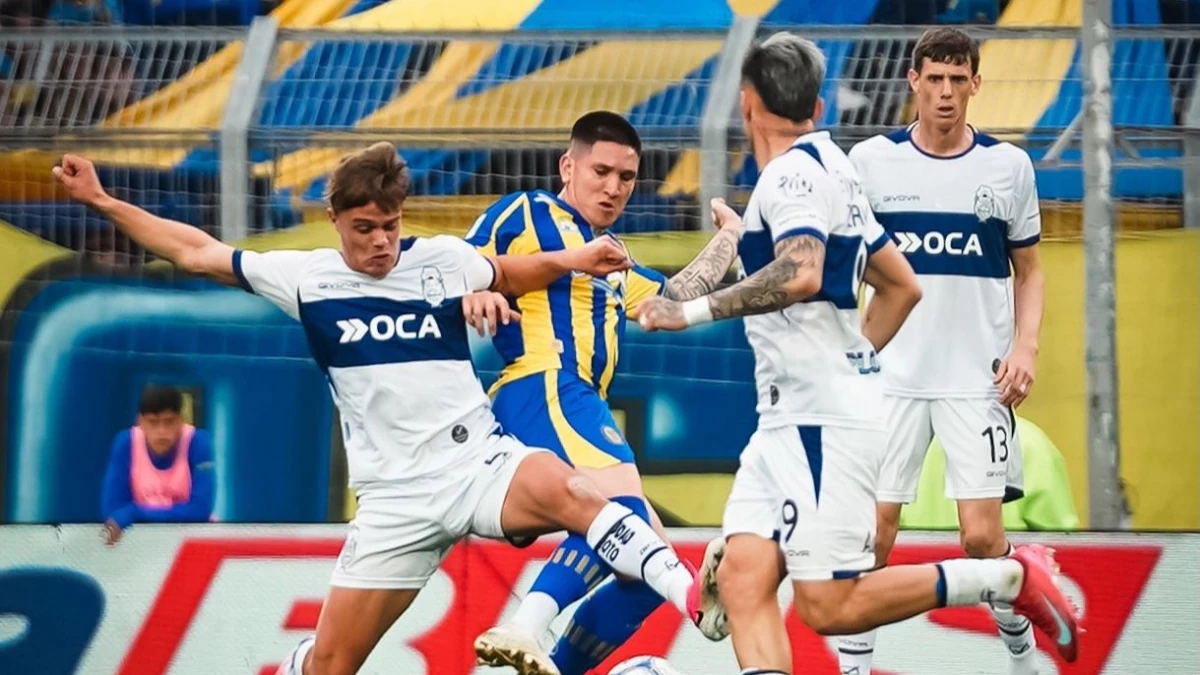 Miramón lucha contra un rival de Central. foto: @gimnasia_oficial.