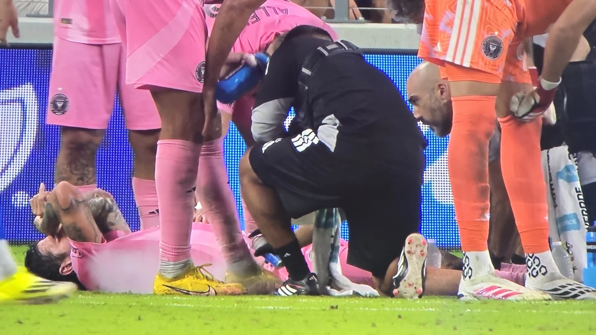 De Paul mostró gestos de dolor y generó preocupación pero finalmente no fue nada grave y culminó un gran partido.