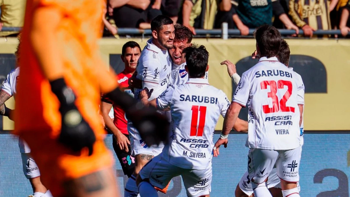 Foto:@Nacional. El Bolso se llevó el clásico en el Campeón del Siglo. Venció a Peñarol por 1-0
