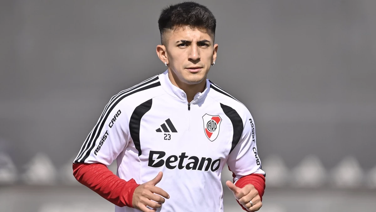 Foto: River. Thiago Almada quién sufrió un desgarro en el cuádriceps fue desafectado de la selección y se recupera en River.