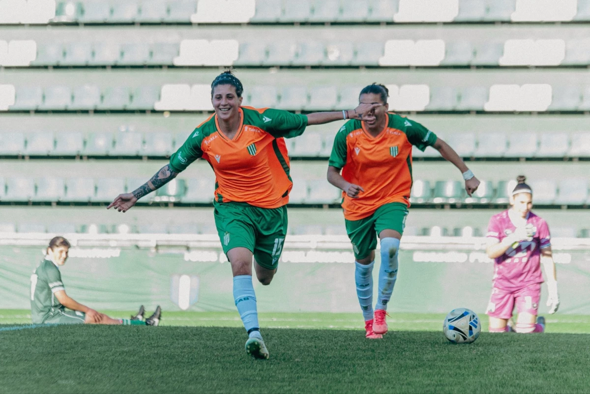 Foto:@BanfieldFutFem. Tatiana Sarmiento acaba de convertir el gol que le dio la victoria a Banfield sobre Ferro por 2-1
