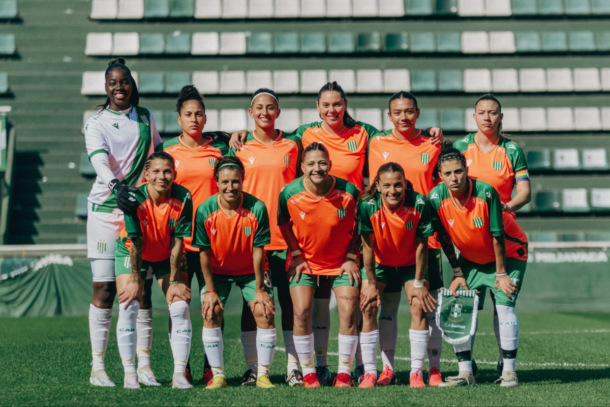 Foto:@BanfieldFutFem. El Taladro quedó arriba en las posiciones con 13 unidades