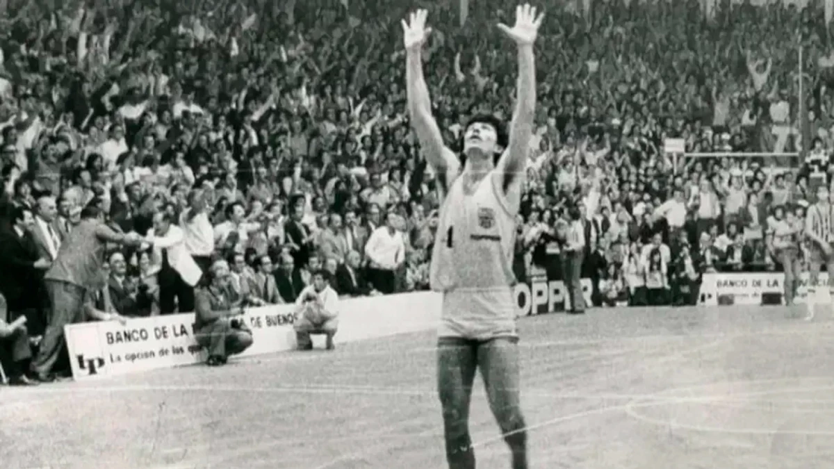 MArtin y una imagen que quedará en el ojo de los hinchas del básquet nacional | Foto: Archivo La Nueva Provincia&nbsp;