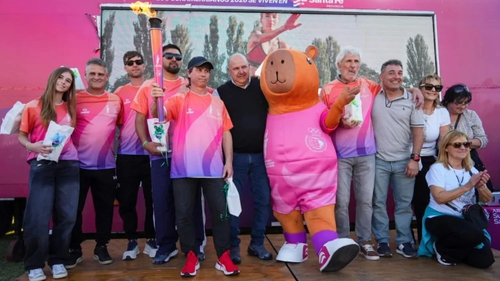 La antorcha de los Juegos Suramericanos durante su paso por la localidad de Pujato. (Foto: santafe2026.ar)