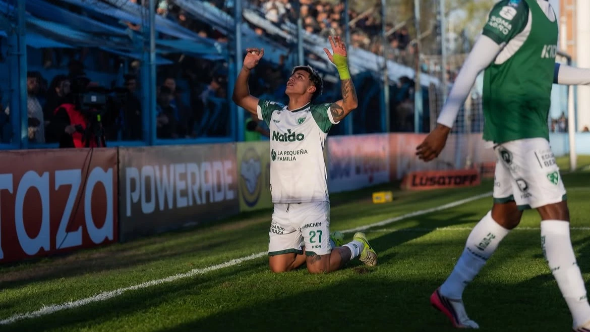 Junio Marabel festeja su 10o. gol en el año para Sarmiento. foto: @casarmientoof.