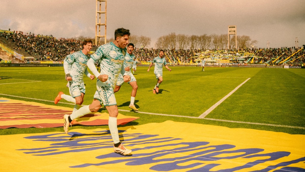 Pata Castro festeja su tanto, el primero de Aldosivi. foto: @aldosivi_oficial.