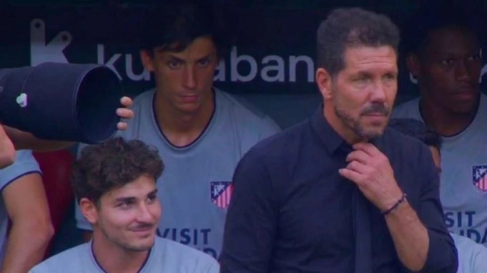Julián sonrie a espaldas del Cholo en Bilbao. foto:@laliga.