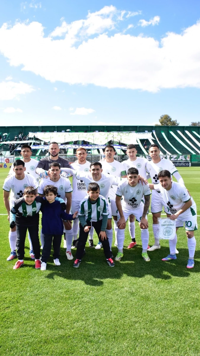Foto:@casdcamioneros. El equipo de Axel Clazón venció por 1-0 a Argentino de Quilmes y es puntero de la Primera B Metropolitana, al transcurrir la fecha 34