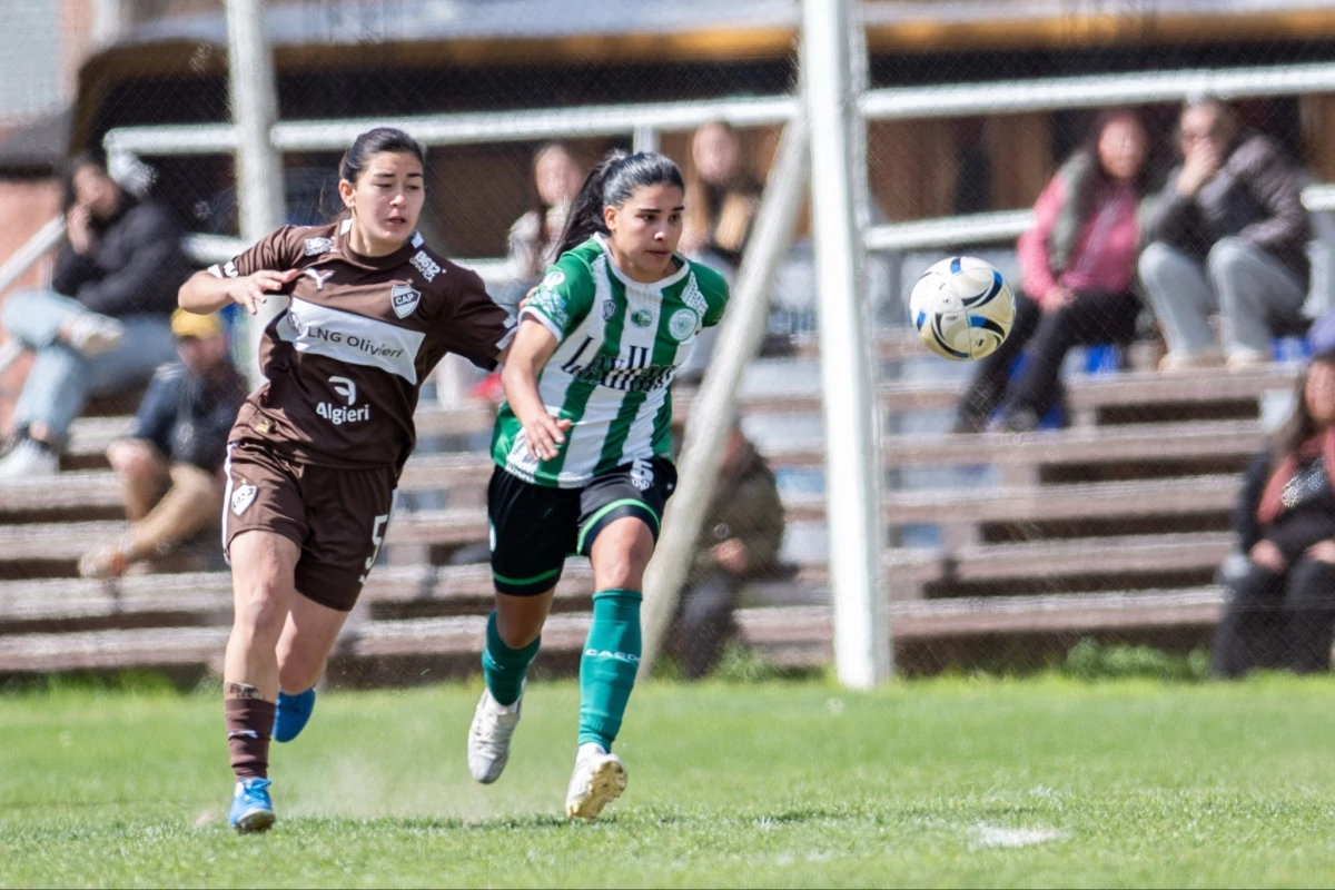 Foto:@capfutfem. Platense superó a Camioneros por 2-1 y se afianza como líder de la zona A