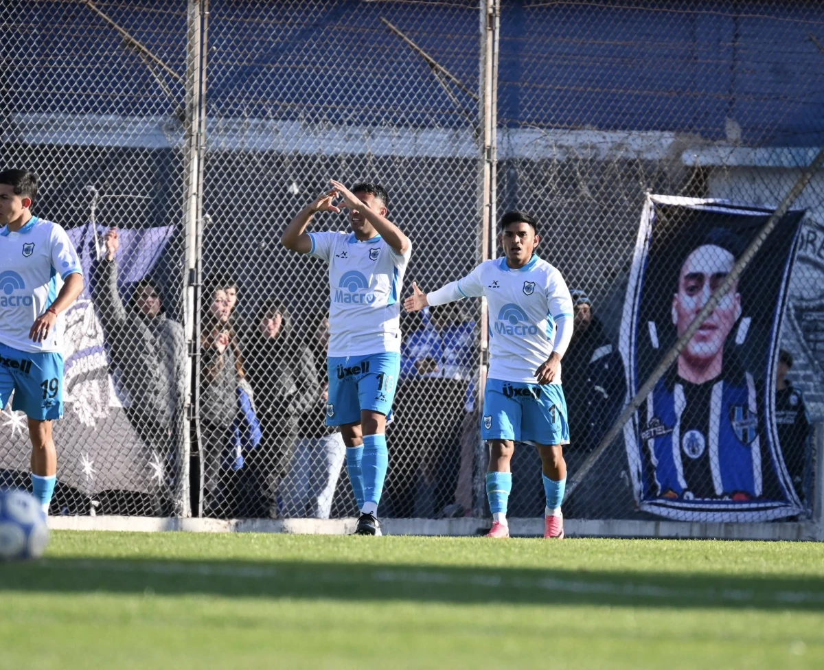 Foto:@OficialGyEJujuy. El Lobo jujeño se impuso por 2-1 a Almagro en José Ingenieros