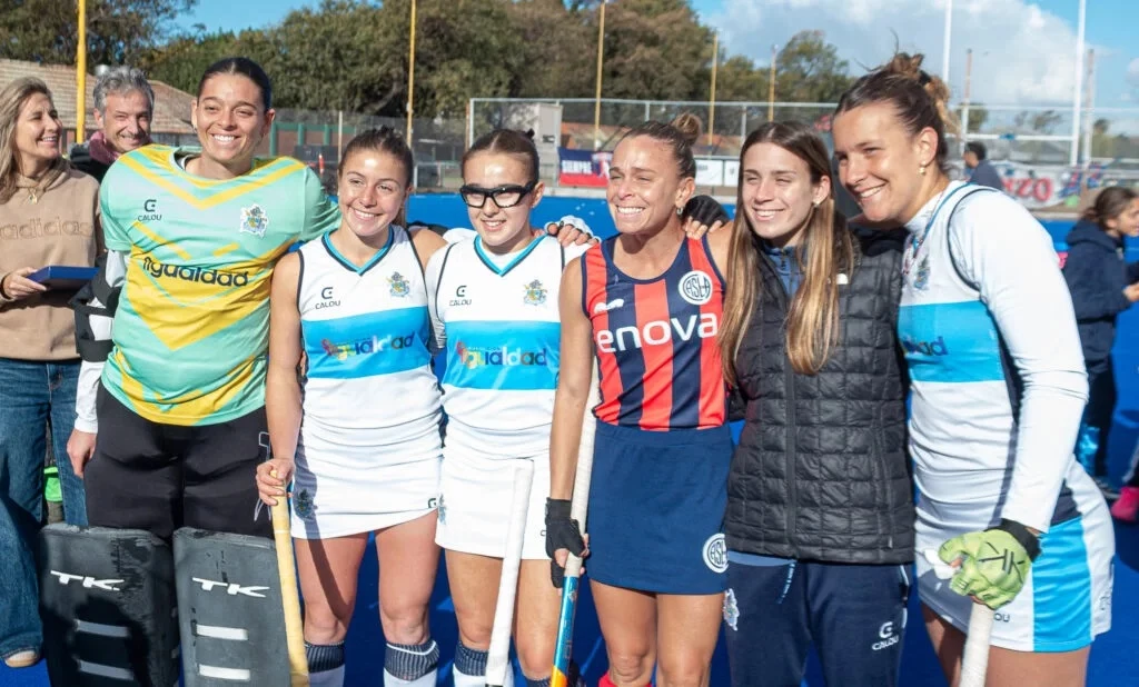 Foto: Prensa GEBA. En la previa del partido se reconoció y agasajó a Las Leonas campeonas: Alastra (GEBA) y Sauze (San Lorenzo)