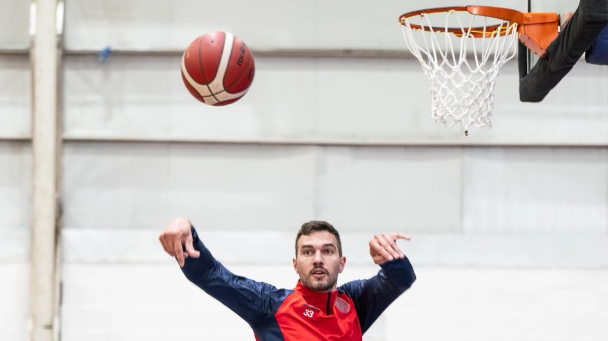 Foto:@CASLABasquet. El ala pivote croata Maricevic viene para reforzar la pintura del Ciclón