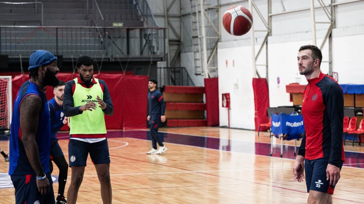 Foto:@CASLABasquet. Los tres jugadores extranjeros practicaron en el gimnasio Pando de Boedo