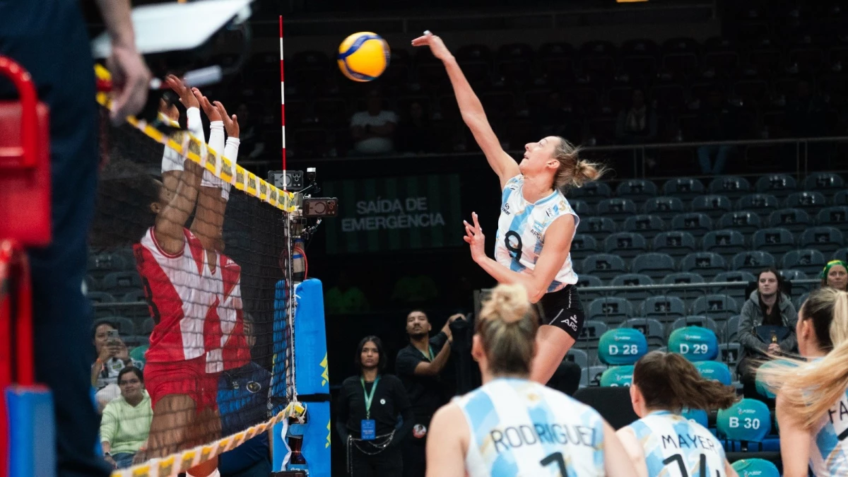 Foto: Voleysur. Cada vez que juegan Las Panteras, la opuesta Bianca Cugno es la máxima anotadora y contra Perú no falló.