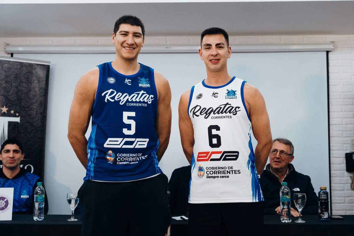 Foto: Prensa Regatas. Iván Gramajo (número 5) y Sebastián Orresta (número 6) muestran las nuevas casacas del Remero